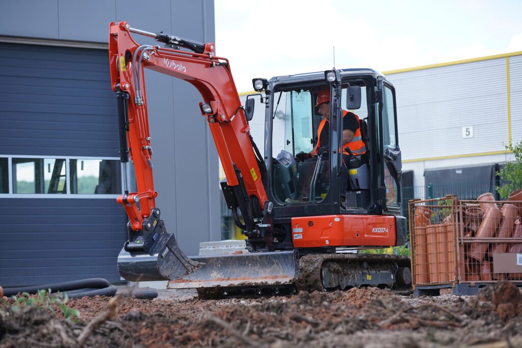 mini-excavators-kubota-KX037-4