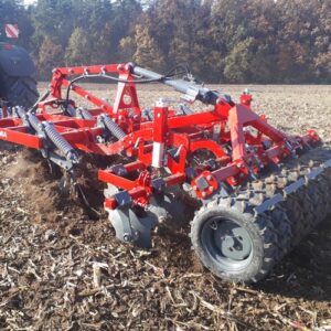 Культиватор CROSS володіє широким спектром застосування: Закладення рідкої і твердої фракції гною. Закладення сидератних культур, таких як гірчиця, люпин. Перша поверхнева обробка по стерні після збирання. Друга обробка по стерні зі створенням мульчі. Розпушування і вентилювання грунту за рахунок глибокого обробітку до 35 см.